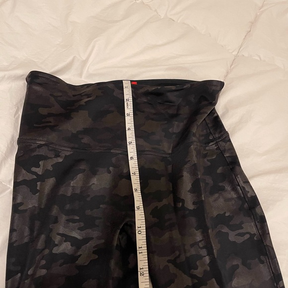 SPANX Black Camouflage Seamless , Shiny Look at Me Now Leggings .Size Large - Picture 4 of 14
